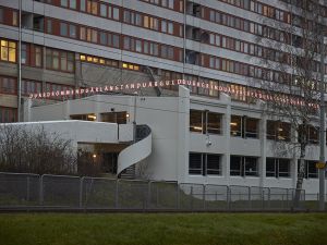 Ljusdesignkonst ovanpå garaget bakom Friskväderstorget.