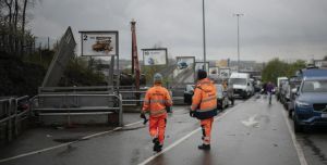 Återvinningscentral, två personer i arbetskläder