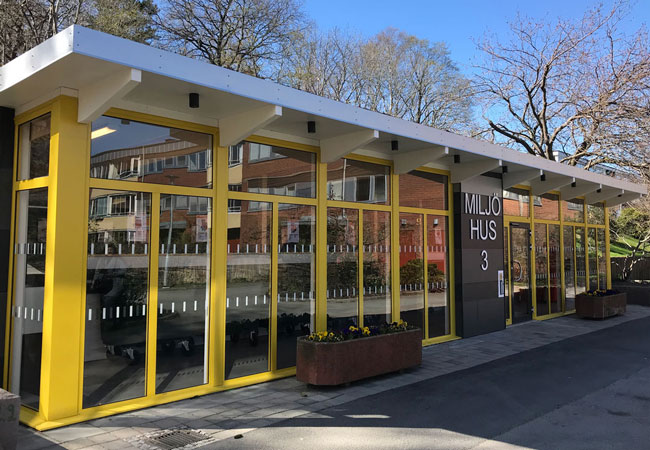 Avfallshantering, miljöhus i solljus.