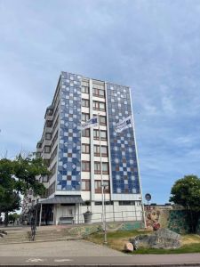 Bilden visar mönstrade solcellspaneler på gaveln på huset på Friskväderstorget.