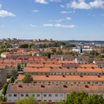 Utsikten från högsta våningen. Hustak i solljus.