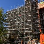 Hus 3 i Kålltorp. Byggställningar och en bygghiss.