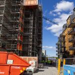 Hus 3 i Kålltorp. Byggställningar och en bygghiss.