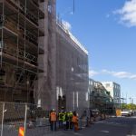 Hus 3 och hus 2 i Kålltorp. Byggställningar och en gata.