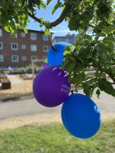 Blåa och lila ballonger.