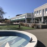 Kortedala torg. Längst fram en del av en fontän och bakom syns torget.