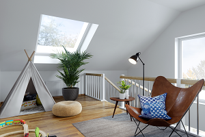 Bilden visar ett rum med en fåtölj och leksaker