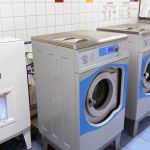 En så kallad Mimbox testas i tvättstugan i Majviken. Den är kopplad till den vanliga tvättmaskinen.