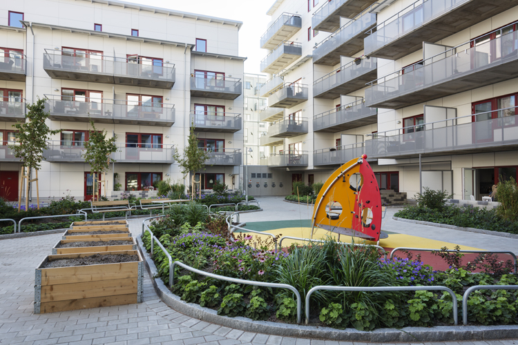 Bilden visar en av Bostadsbolagets innergårdar i Östra Kvillebäcken