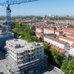 En översiktsbild, blå byggkran och vy över Göteborg.