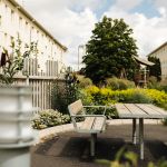 En sittgrupp mellan husen.