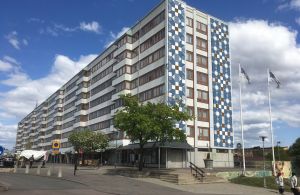 Bilden föreställer ett hyreshus på Friskväderstorget med solpaneler på ena sidan.