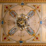 Bilden föreställer en takmålning från ett trapphus i Vasastan.