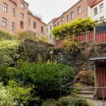 En lummig innergård.