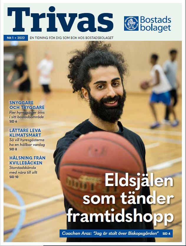 Hyresgästtidningen Trivas framsida. Nummer 1 2022. På bilden står en man och håller fram en basketboll mot kameran.