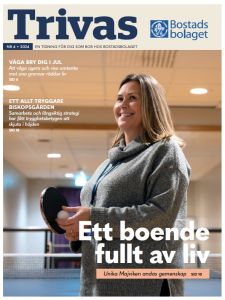 En kvinna spelar pingis