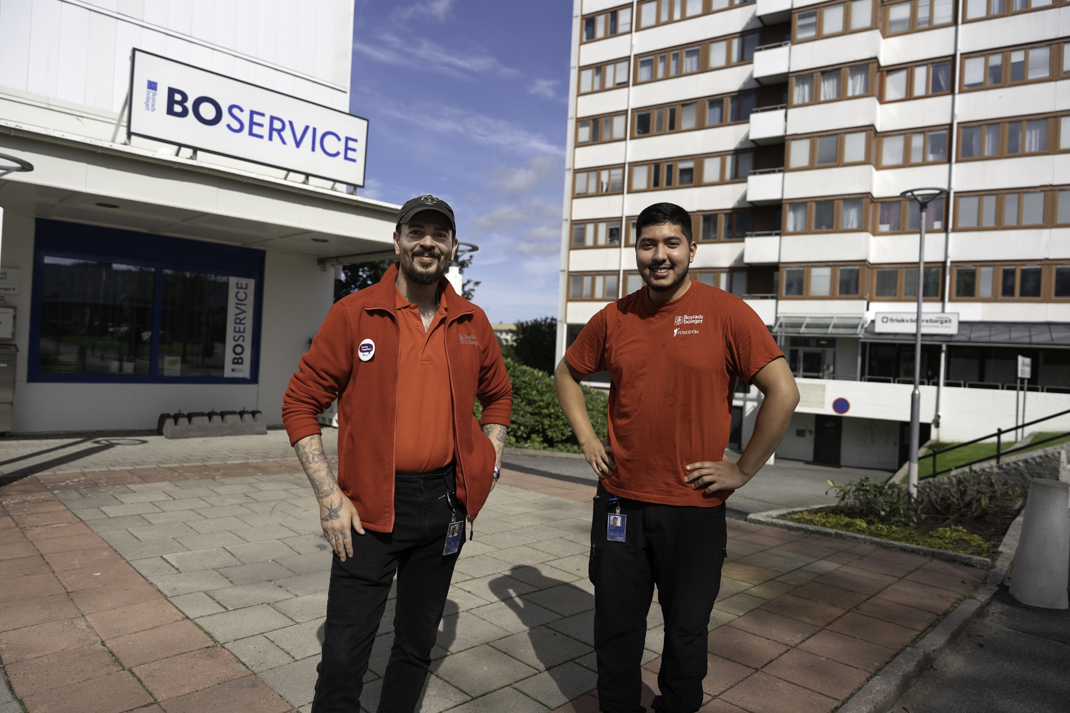 Två anställda på Bostadsbolaget pratar med varandra