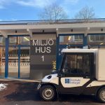 Miljöhus i Tynnered med Bostadsbolagets elbil framför.