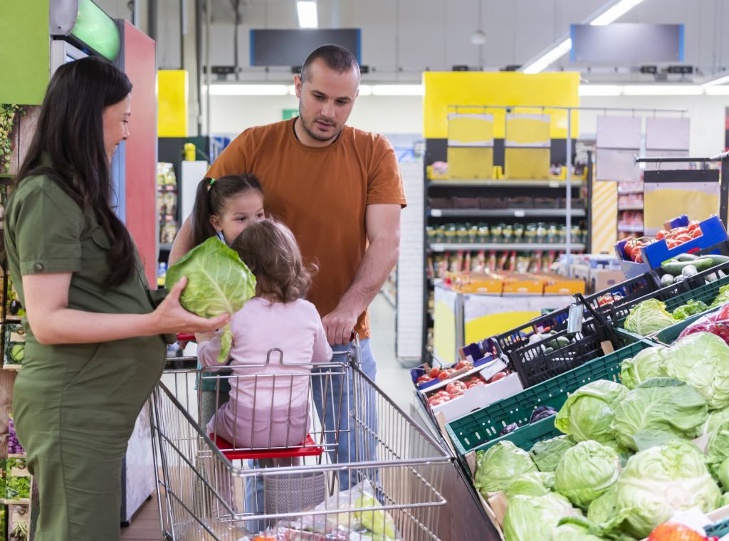 En familj som handlar grönsaker.